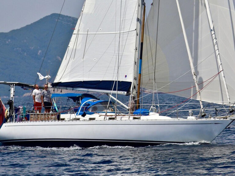 Hylas 47 sailing