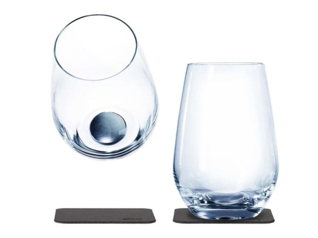 Magnetic drinking glasses