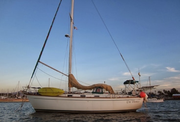 Del Viento- broken boom See what I mean about flaccid? Have you ever seen a sailboat looking more sad?