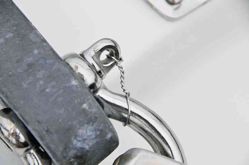 Pins and Wire Seizing wire that may snag or fails to tension the screw pin in a clockwise direction is poorly installed.
