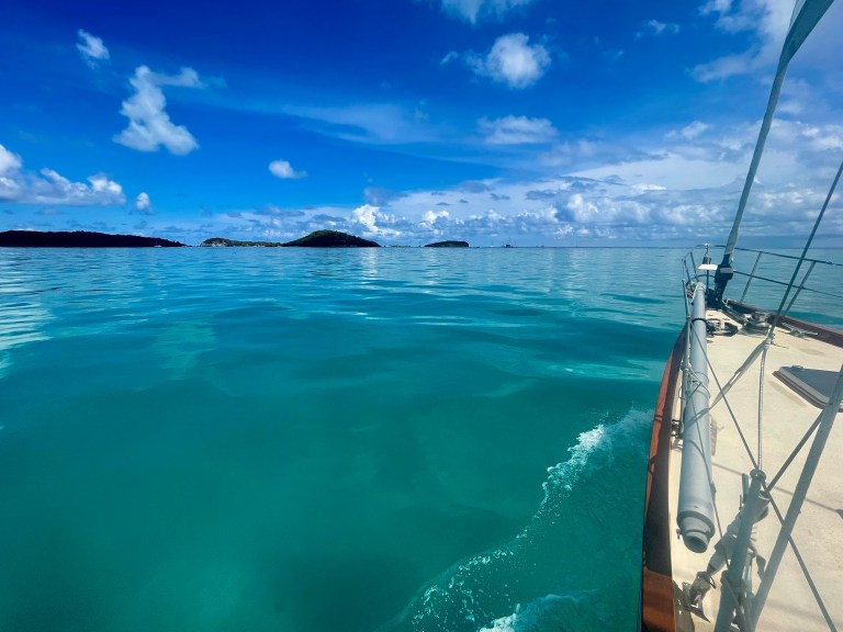 Striker entering the Tobago Cays, with the small islets of Petit Rameau, Petit Bateau and Baradal ahead.