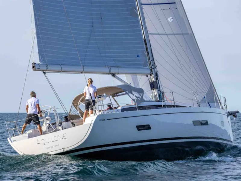 Italia-16.98-sailing Italia Yachts 16.98 on the water