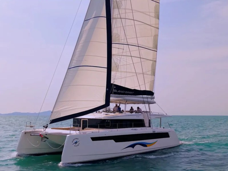 feature-image_inspire-CRW Island Spirit 525E on the water